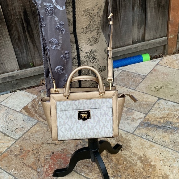 NWT Michael Kors Tina Small signature satchel - Picture 2 of 6